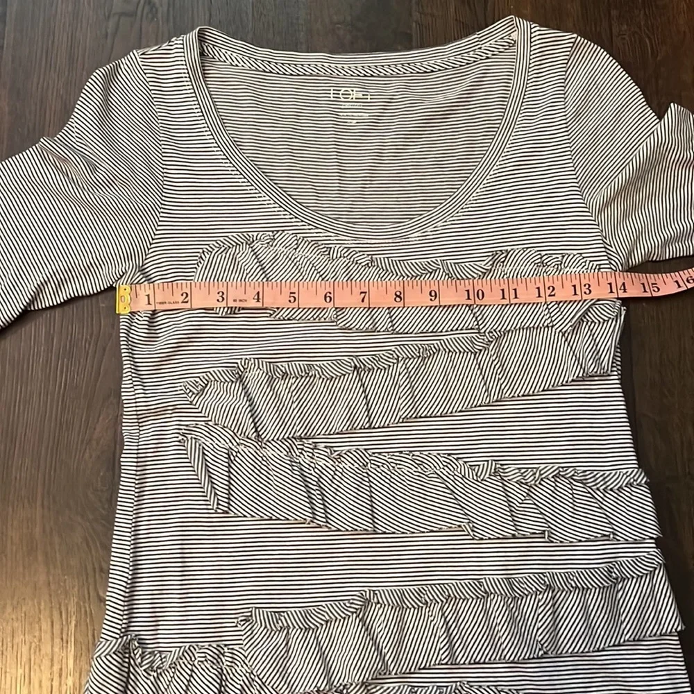 🚨4/$13🚨 Loft Ruffle Tee - Picture 4 of 5
